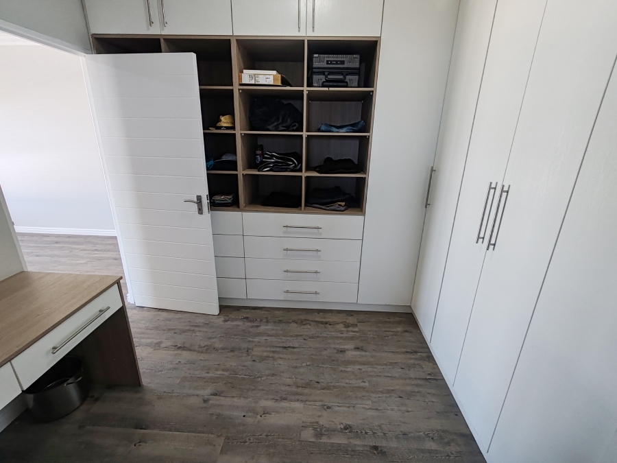 To Let 4 Bedroom Property for Rent in Hoogland Western Cape